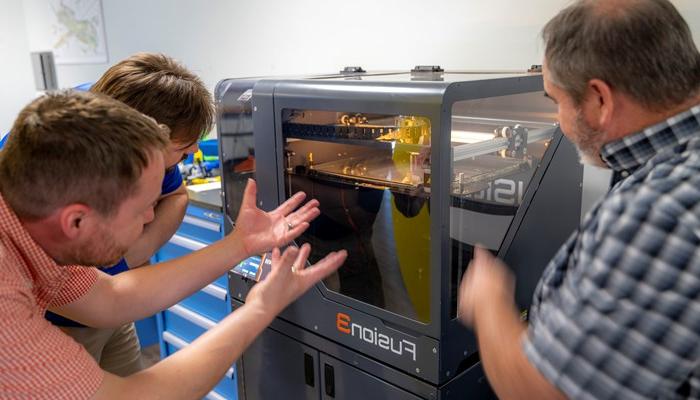 买球软件宣布创新的“教老师”3D打印课程与免费的课程和设备